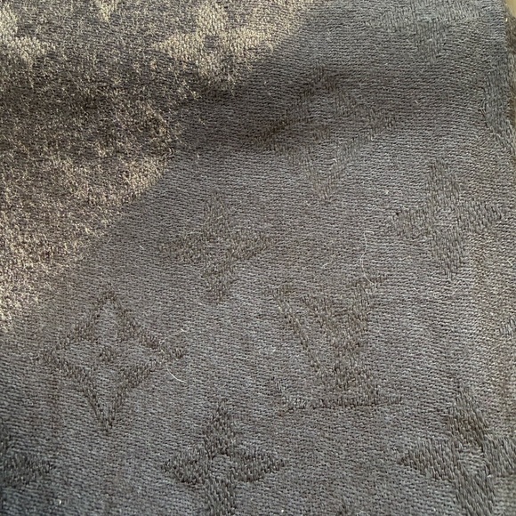 Louis Vuitton Elegant Black Wrap - Picture 8 of 10